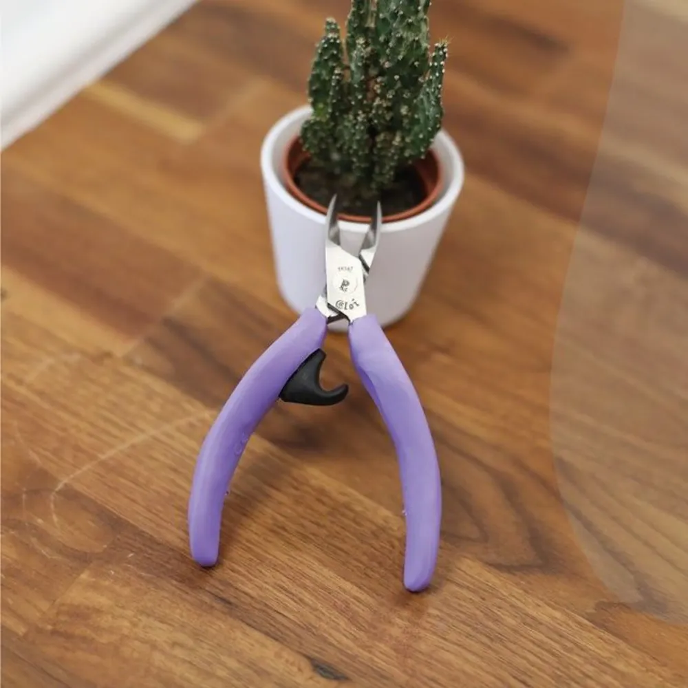 Ergonomiset kynsipihdit - Violetti - Suora leikkaus - Leveät kapenevat leuat - 13 cm - Ruostumaton teräs - Akori
