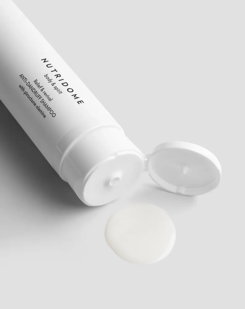 Hilsettä ehkäisevä hiusshampoo, jossa on olamiinipyroktonia, jolla on kosteuttava vaikutus Nutridome
