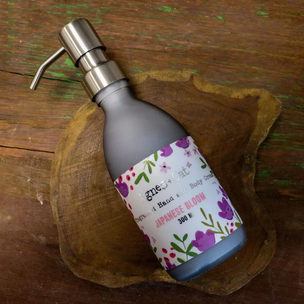 Kosteuttava käsi- ja vartalovoide Japanese Bloom 300ml