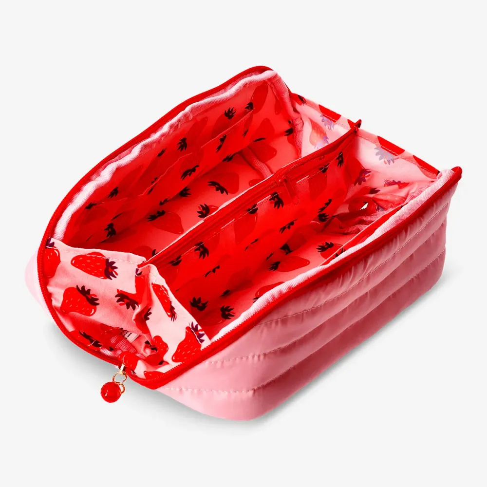 Tikattu toalettilaukku, jossa on mansikkakuviointi