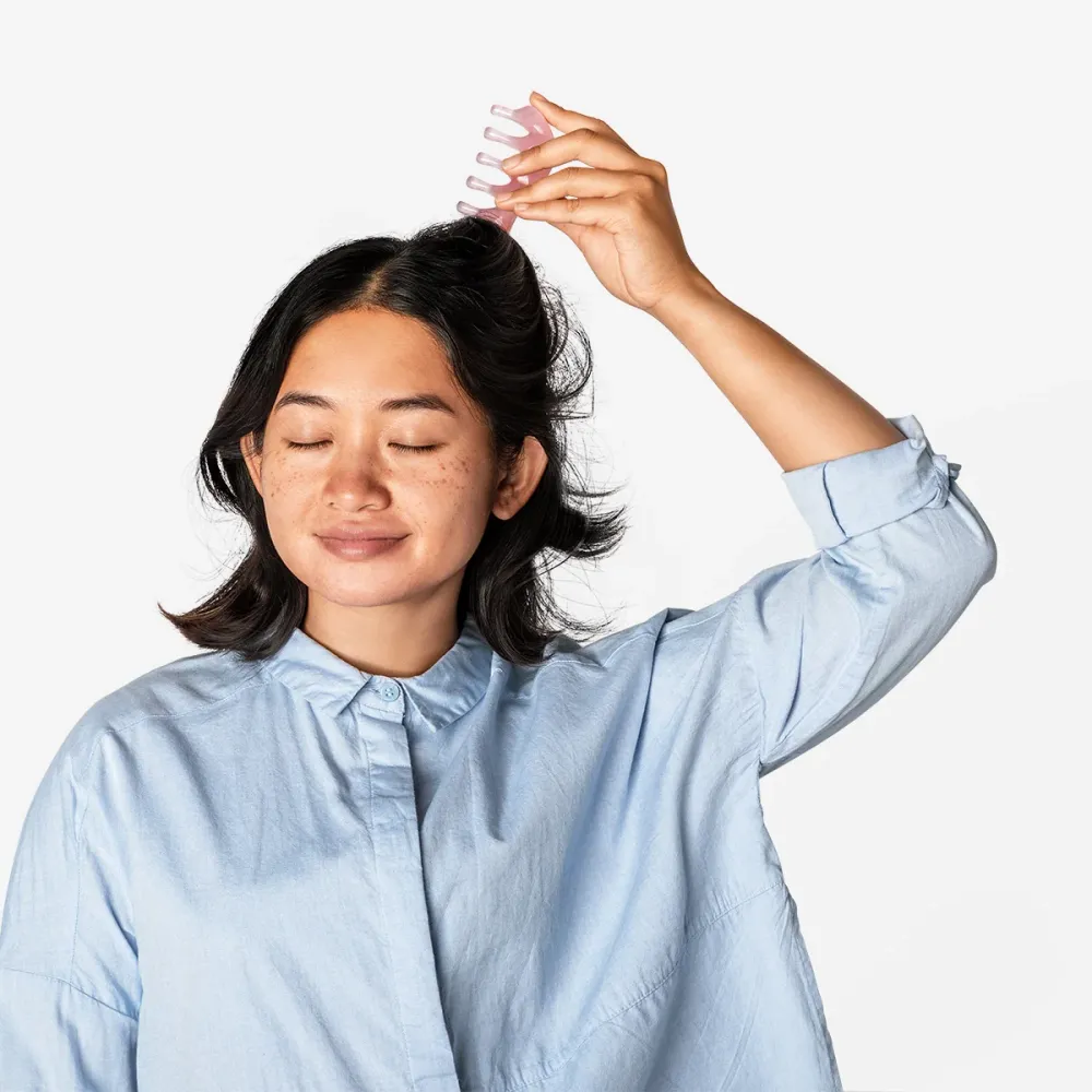 Vaaleanpunainen gua sha -työkalu päänahan hierontaan