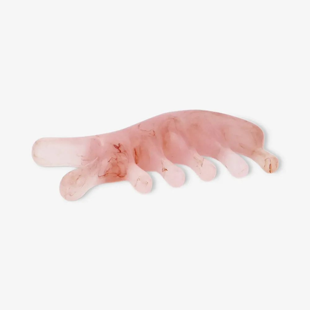 Vaaleanpunainen gua sha -työkalu päänahan hierontaan