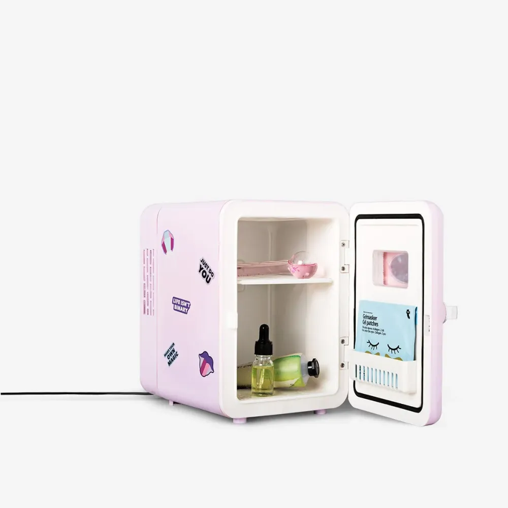 Violetti mini kosmetiikka jääkaappi tarroilla