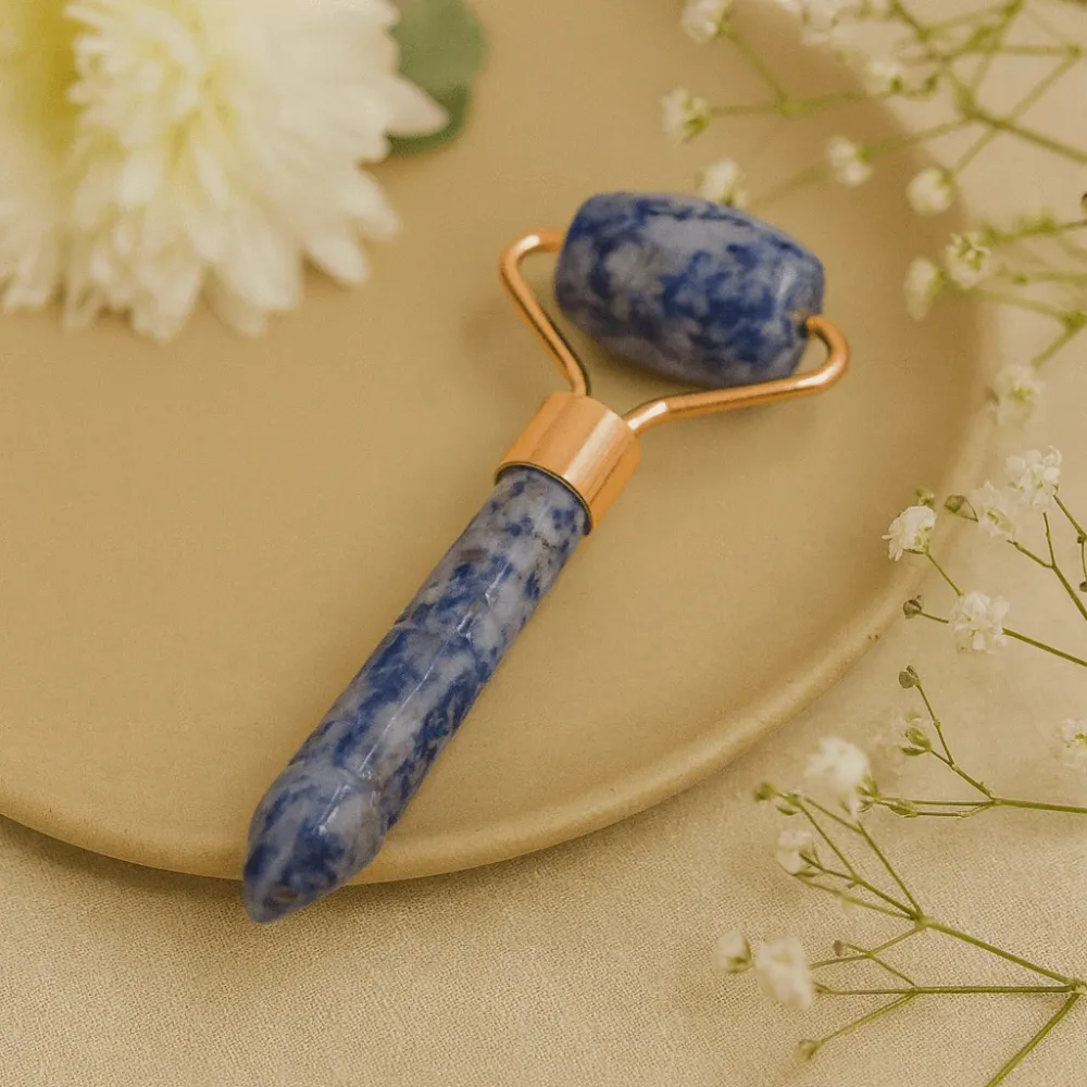 Kasvorulla Sodalite-kristalli