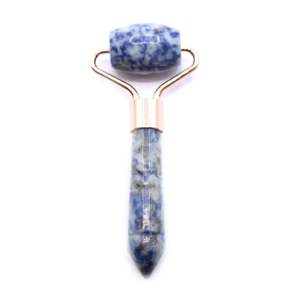 Kasvorulla Sodalite-kristalli