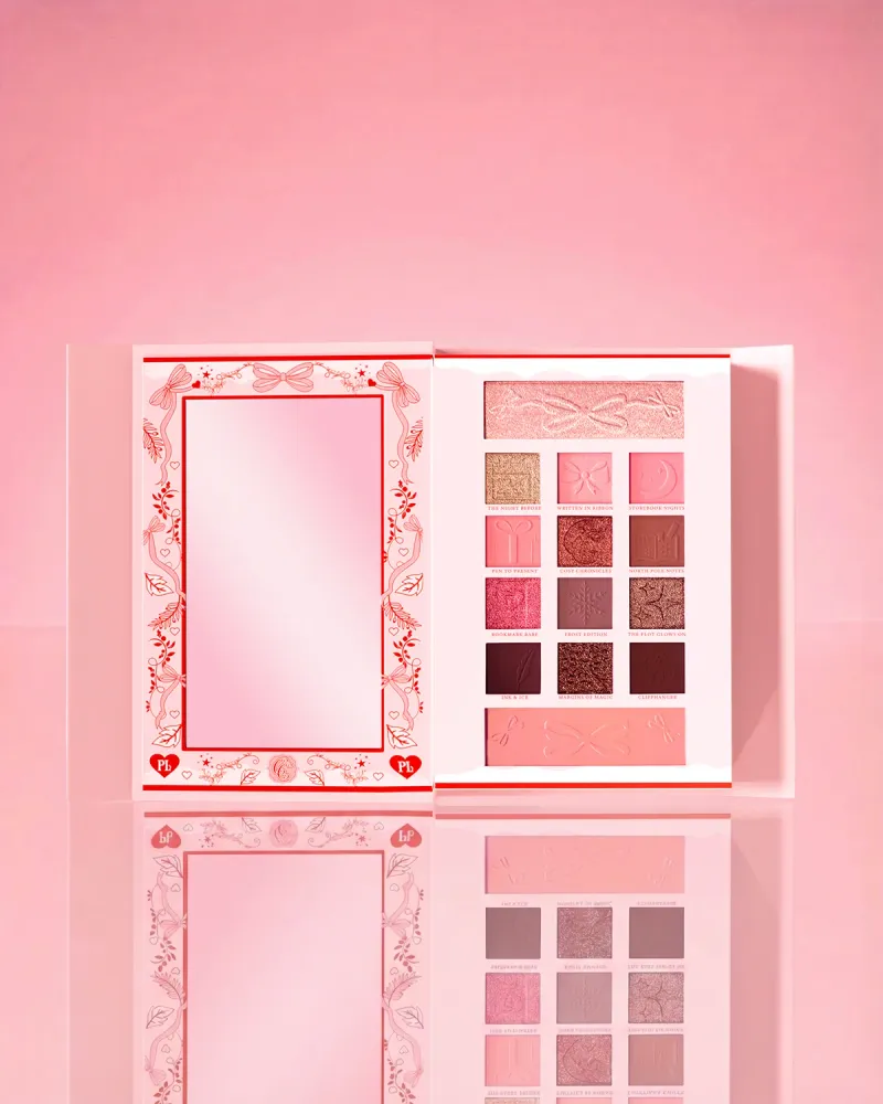 Cozy Chronicles Christmas Face & Eyeshadow paletti